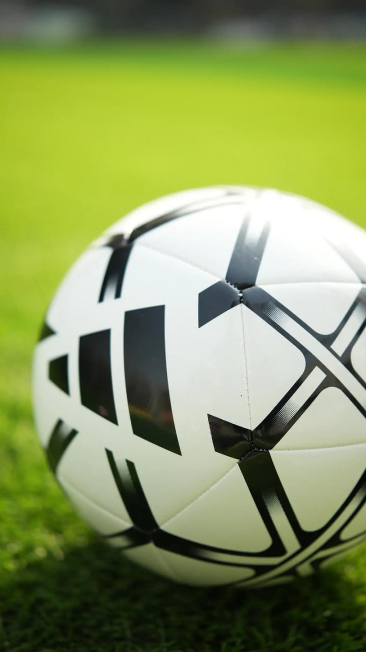 球迷查看比赛结果场景